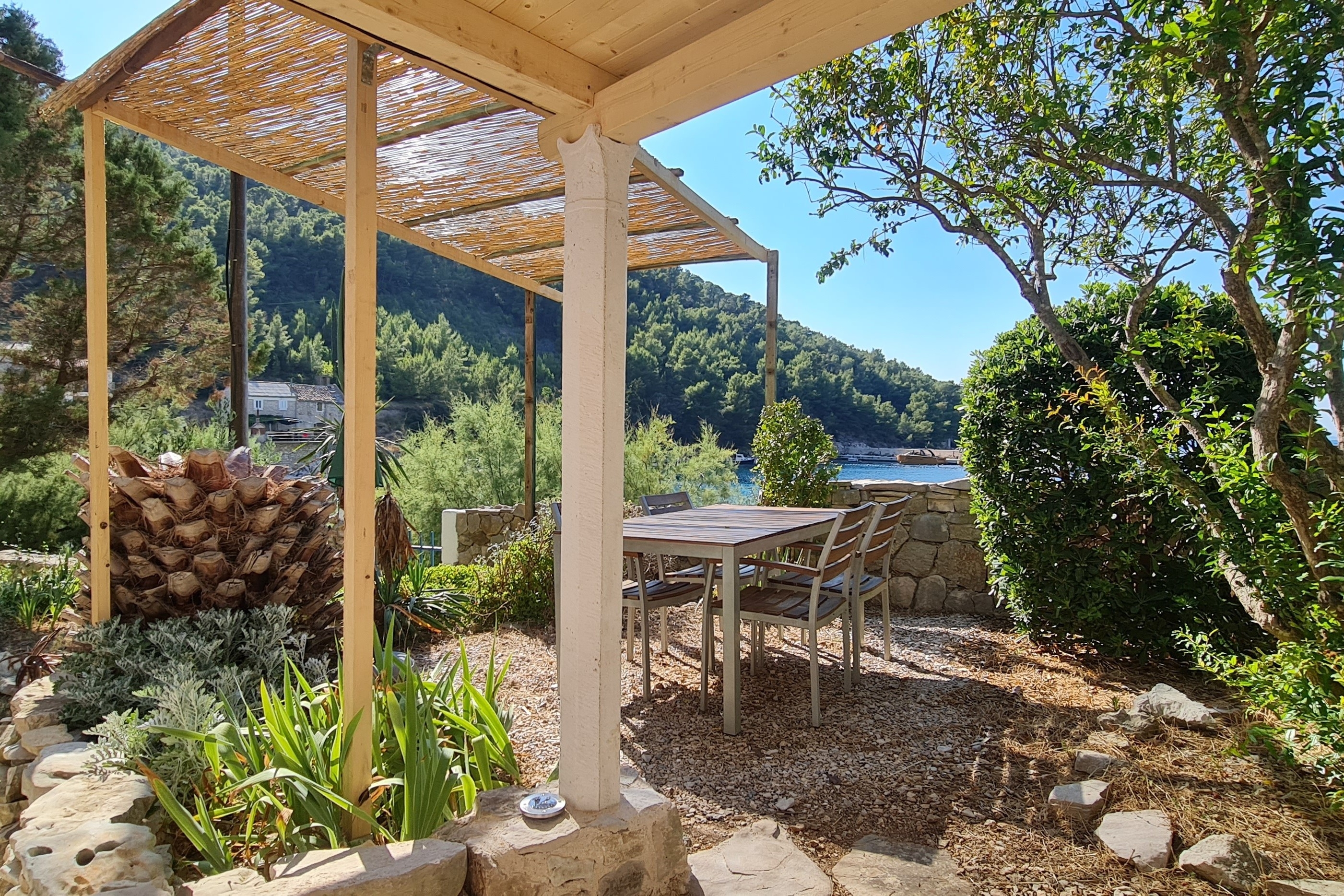 One bedroom apartment near beach Cove Stiniva (Brusje), Hvar (A-25122-a)