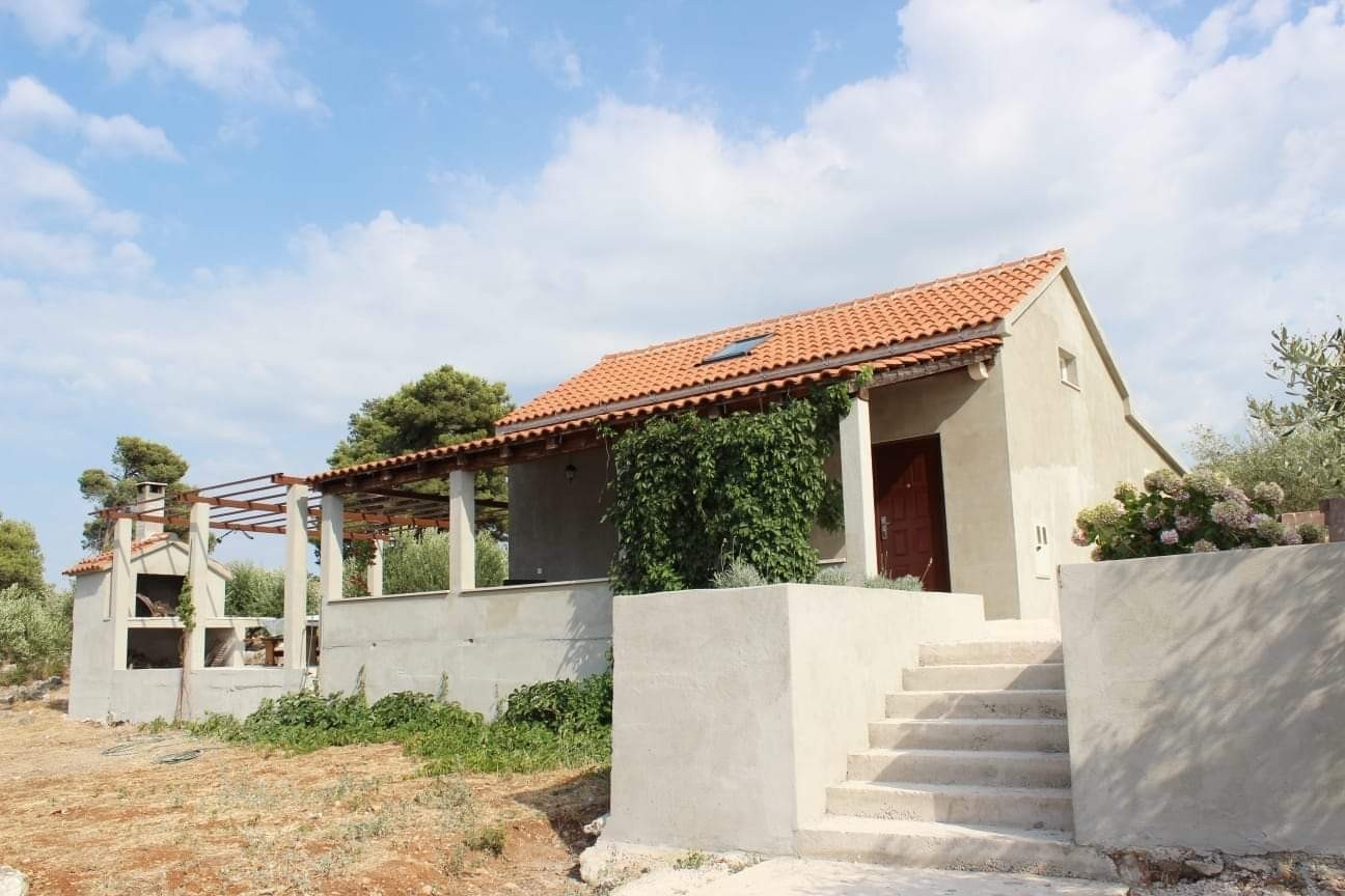 Two bedroom house with terrace and sea view Supetar (Brač) (K-25125) Two bedroom house with terrace and sea view Supetar (Brač) (K-25125)