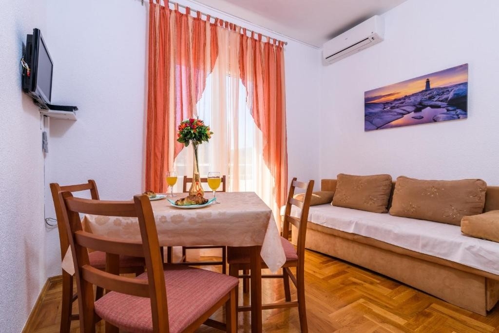 One bedroom apartment with balcony Marina, Trogir (A-25135-d) One bedroom apartment with balcony Marina, Trogir (A-25135-d)