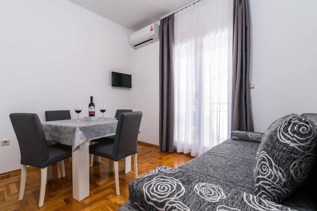 One bedroom apartment with balcony Marina, Trogir (A-25135-e)