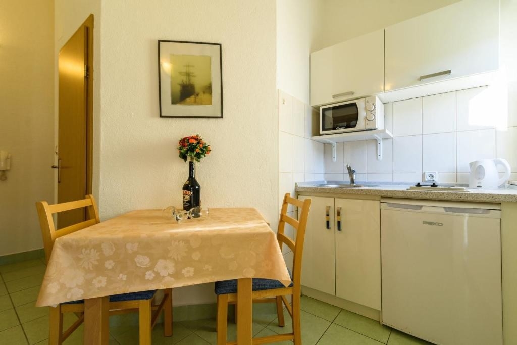 One bedroom apartment with terrace Marina, Trogir (A-25135-f)