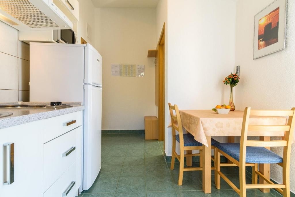 One bedroom apartment with terrace Marina, Trogir (A-25135-h)