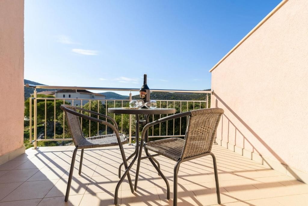 One bedroom apartment with terrace Marina, Trogir (A-25135-h)