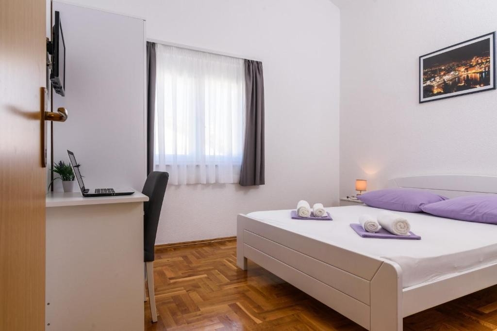 One bedroom apartment with balcony Marina, Trogir (A-25135-i)