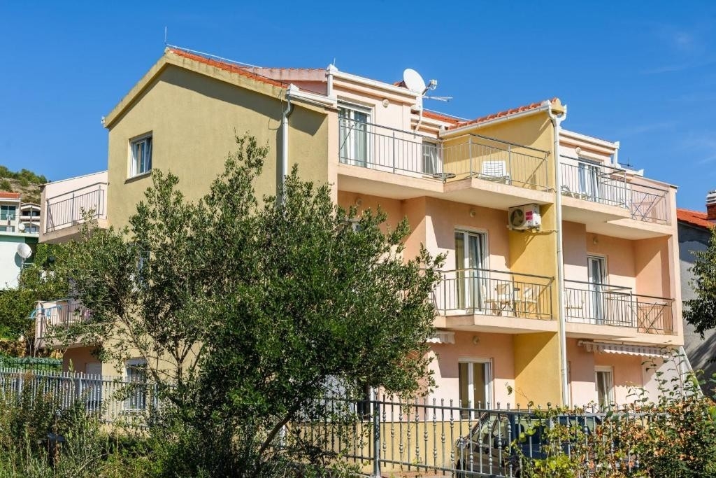 One bedroom apartment with balcony Marina, Trogir (A-25135-e)