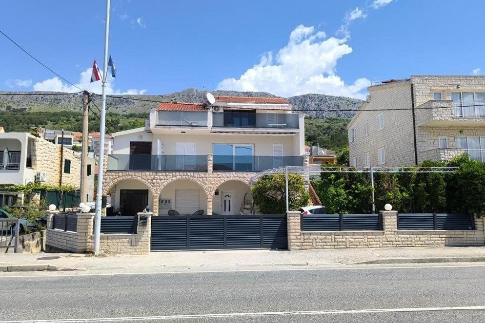 Two bedroom apartment near beach Podstrana, Split (A-25140-a)