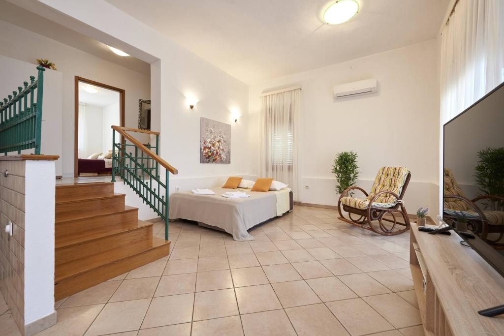 One bedroom apartment with terrace Slatine (Čiovo) (A-25145-b)