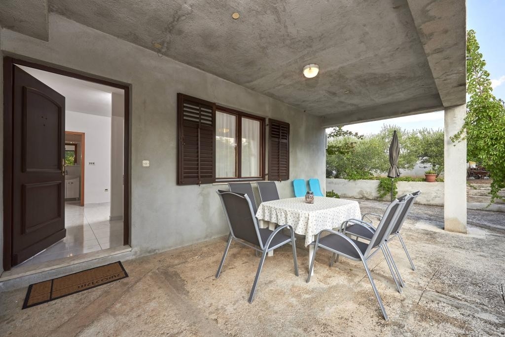 One bedroom apartment with terrace Slatine (Čiovo) (A-25145-c)