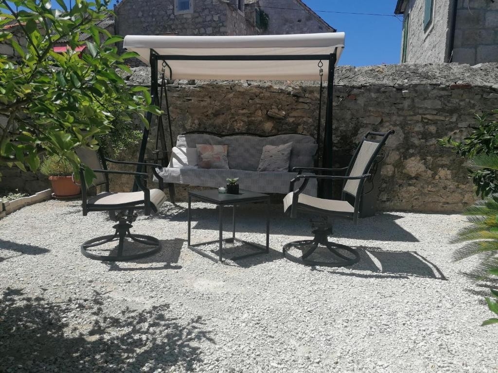 One bedroom apartment with terrace Postira, Brač (A-25147-b)
