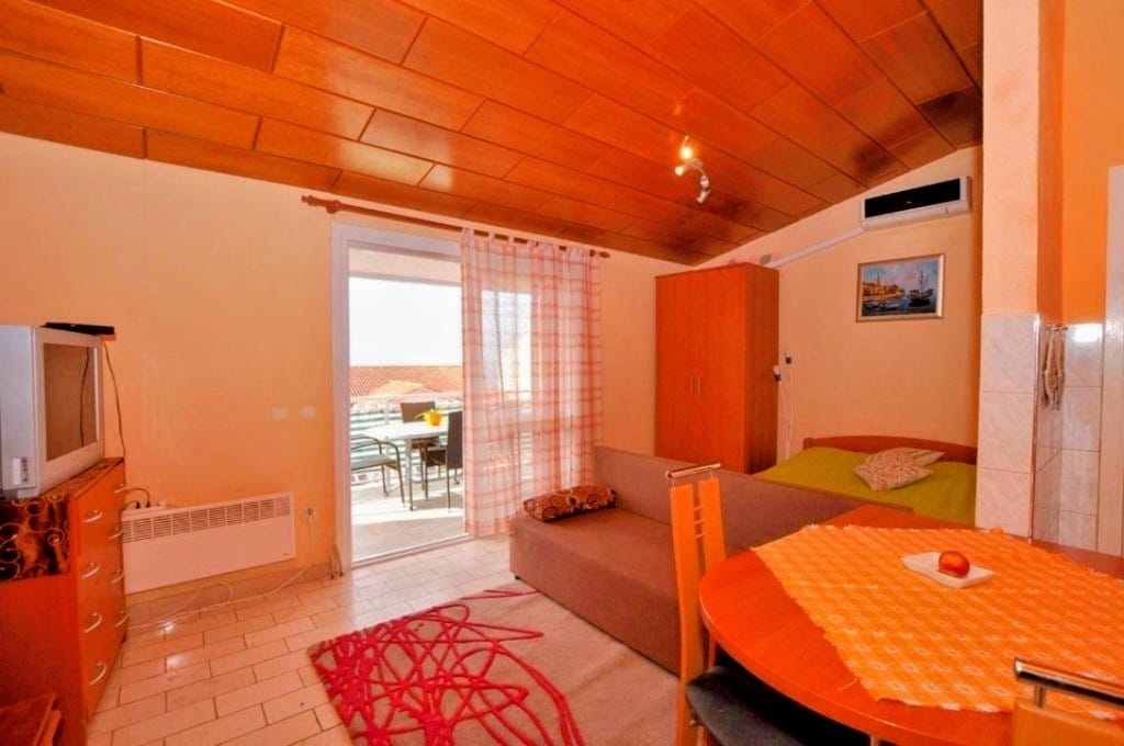 Studio flat with balcony and sea view Makarska (AS-25161-a)