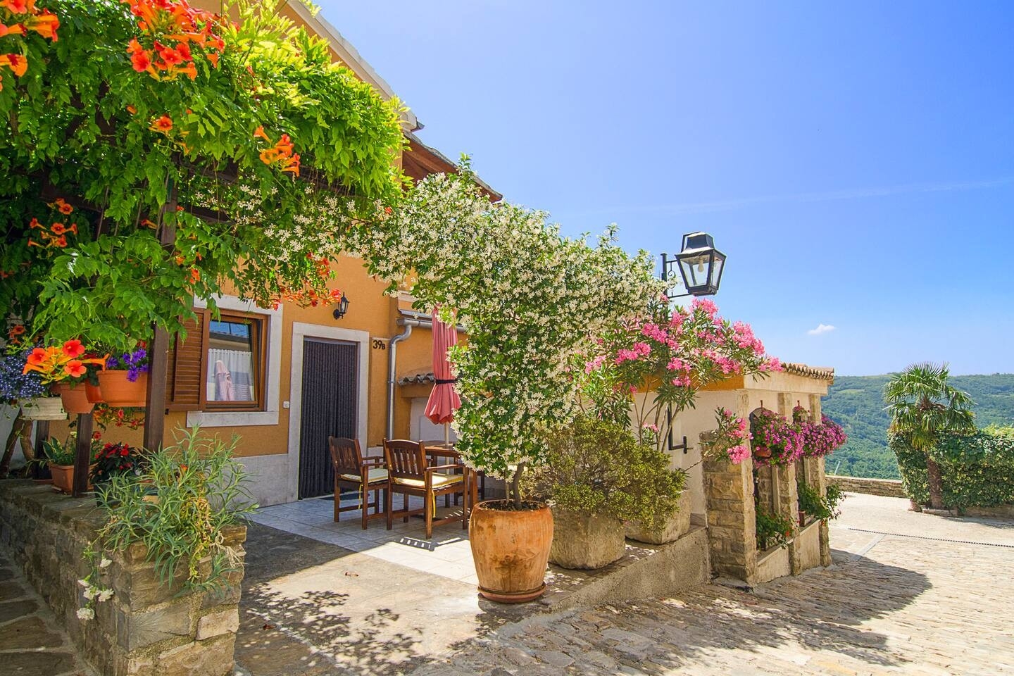 Comfortable and spacious house with terrace Draguć, Central Istria - Središnja Istra (K-25162)