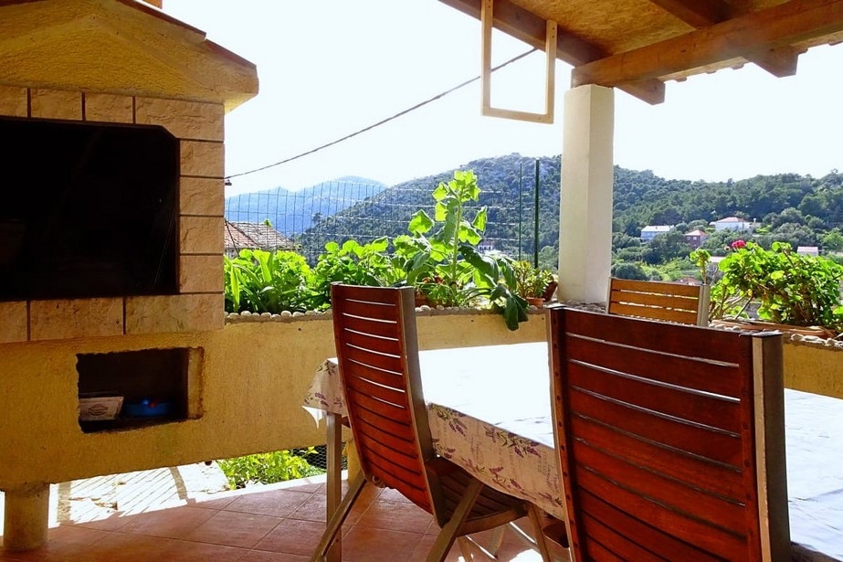 Three bedroom apartment with terrace Lastovo (A-25164-a)