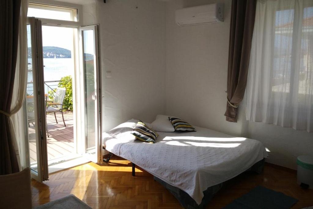 One bedroom apartment near beach Seget Donji, Trogir (A-25167-a)