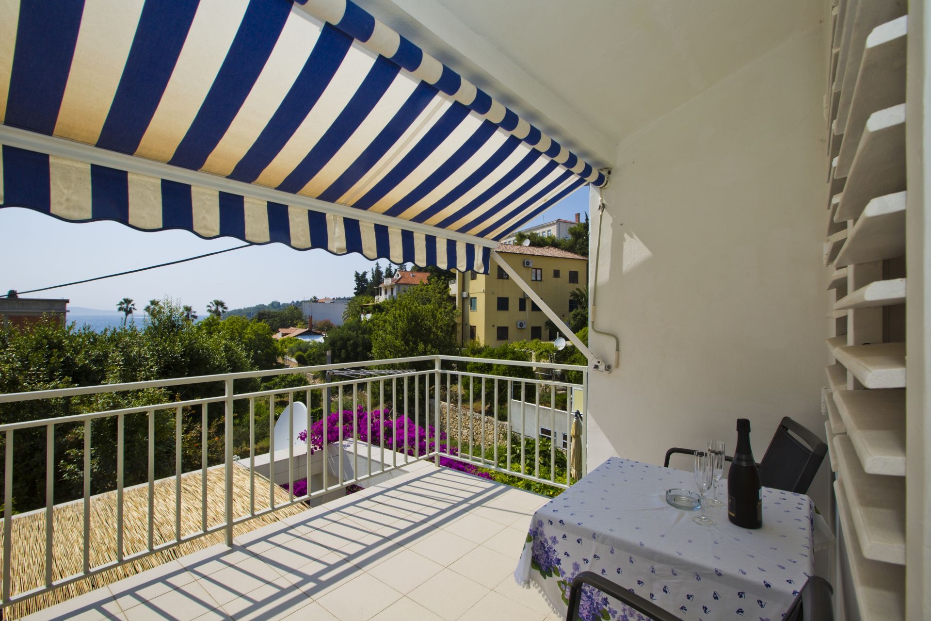 One bedroom apartment with terrace and sea view Hvar (A-25169-a)