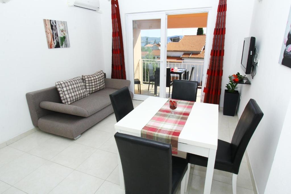 One bedroom apartment with balcony and sea view Sveti Filip i Jakov, Biograd (A-25177-a)