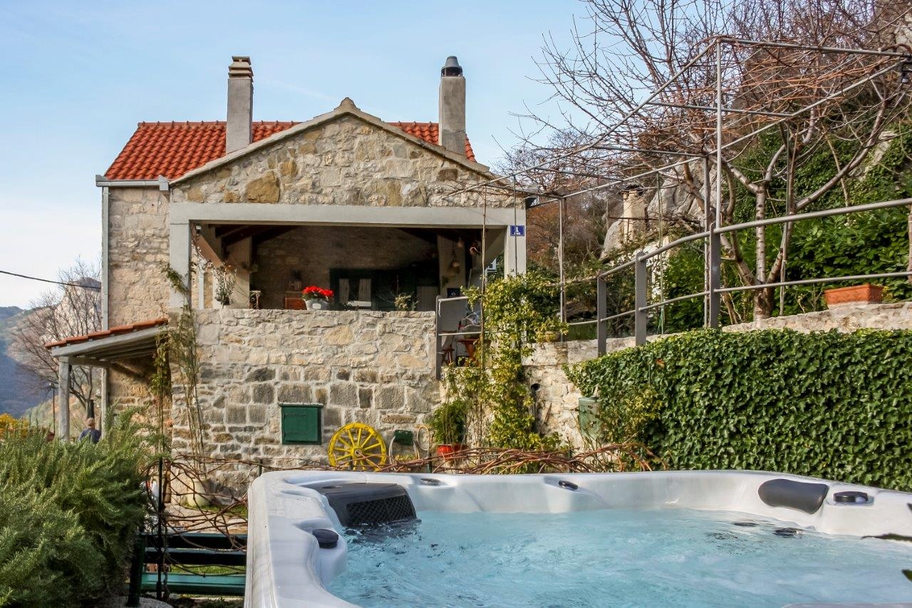 Two bedroom house with terrace Kučiće, Omiš (K-25178)