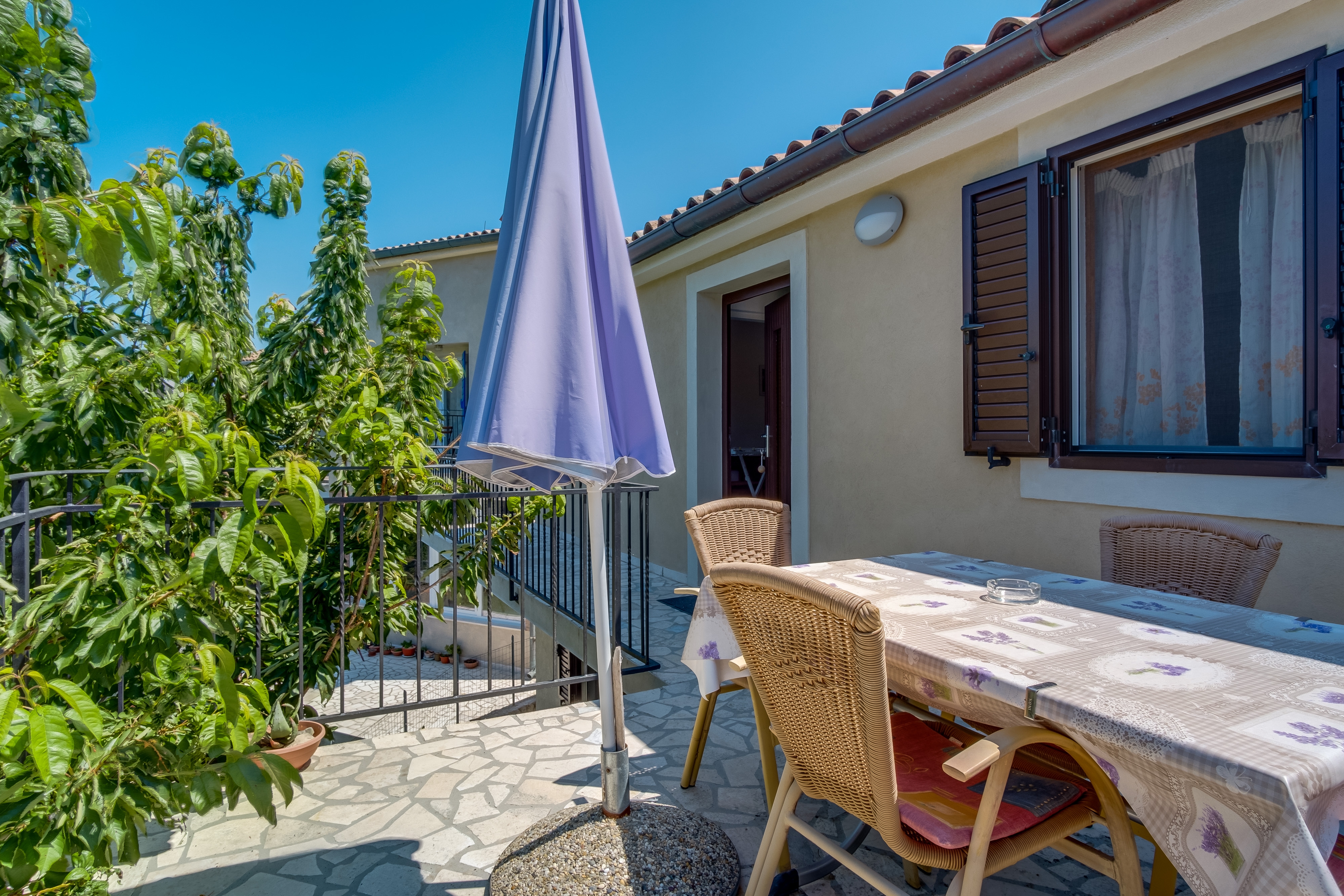 One bedroom apartment with terrace and sea view Nerezine, Lošinj  A-a