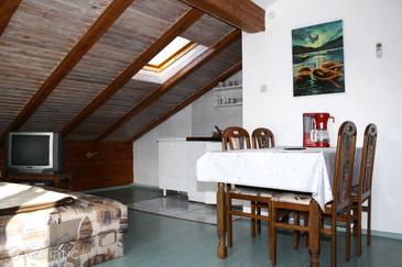 Dining room Cres, Dining room in the apartment, dopusteni kucni ljubimci i WIFI.