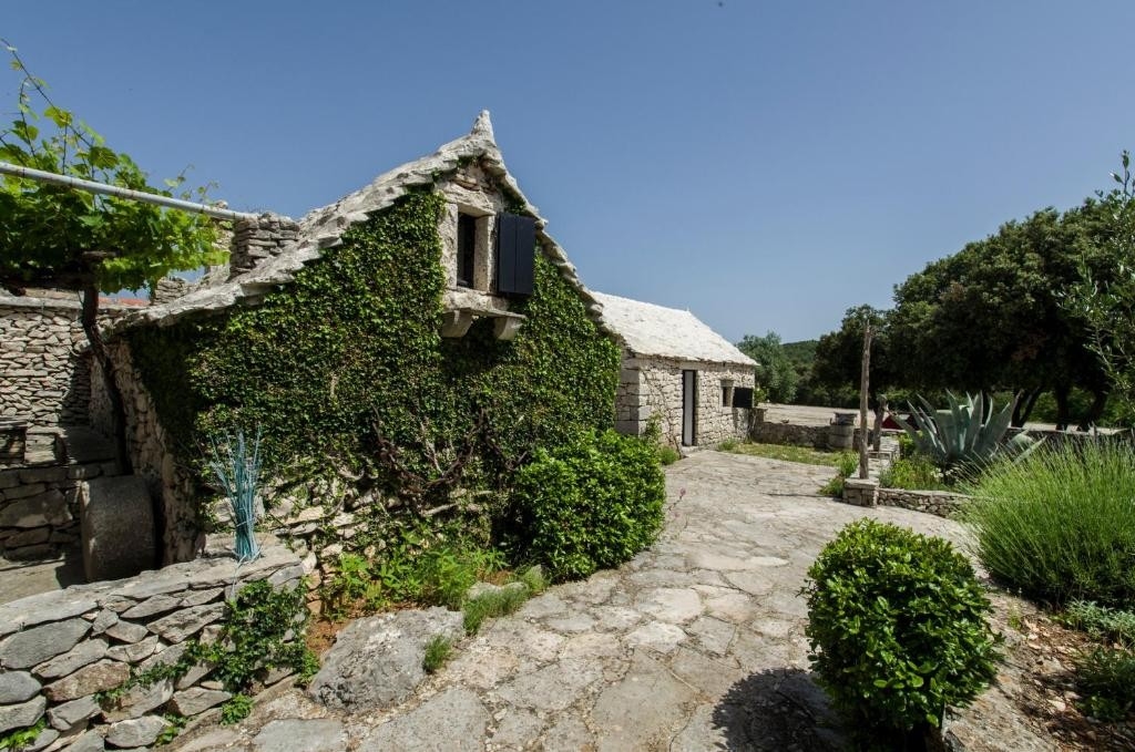 Room with air-conditioning Selca, Brač (S-25202-a) Room with air-conditioning Selca, Brač (S-25202-a)