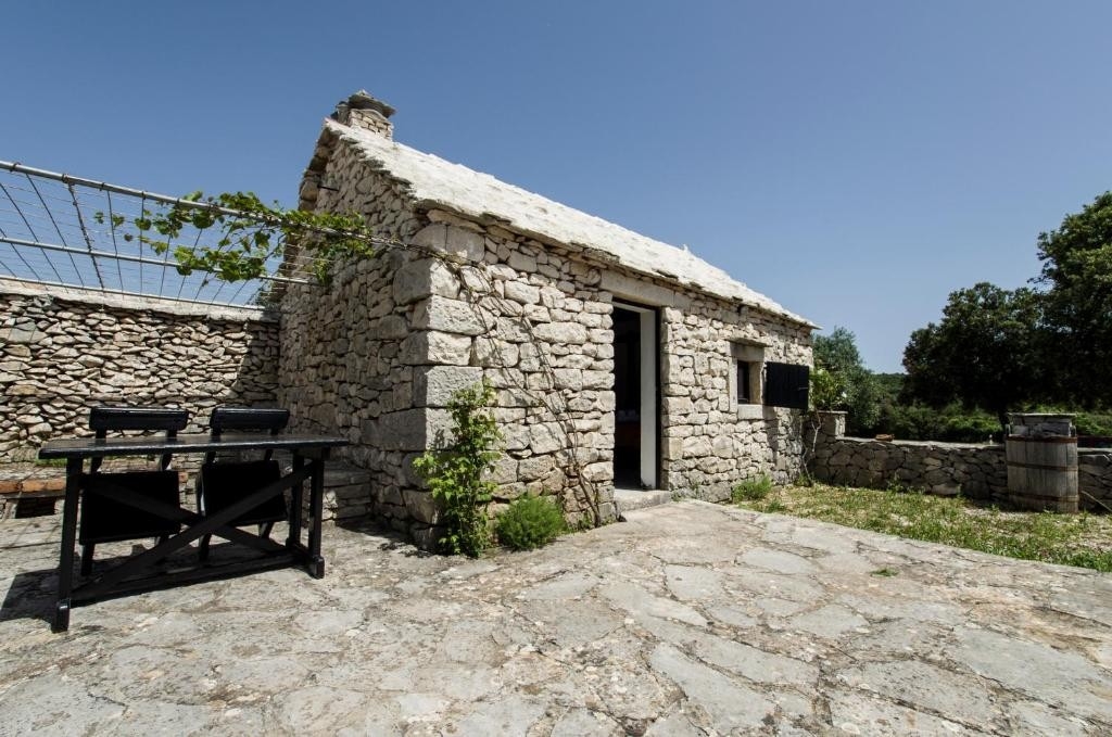 Room with air-conditioning Selca, Brač (S-25202-c) Room with air-conditioning Selca, Brač (S-25202-c)