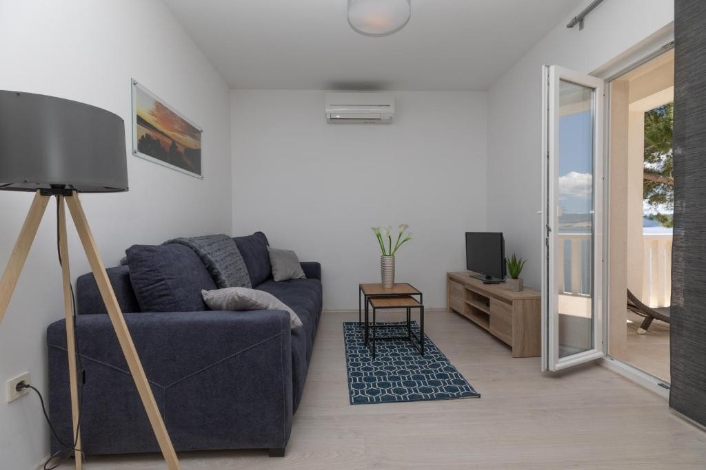 One bedroom apartment near beach Medići, Omiš (A-25214-a)