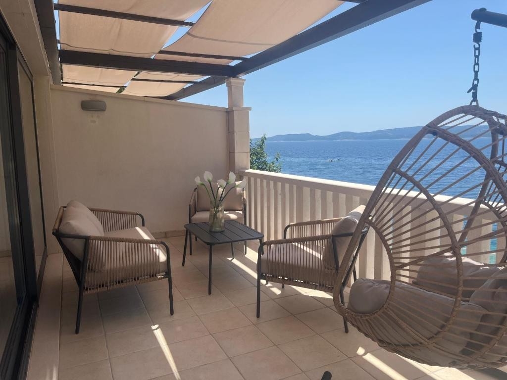 One bedroom apartment near beach Medići, Omiš (A-25214-a)