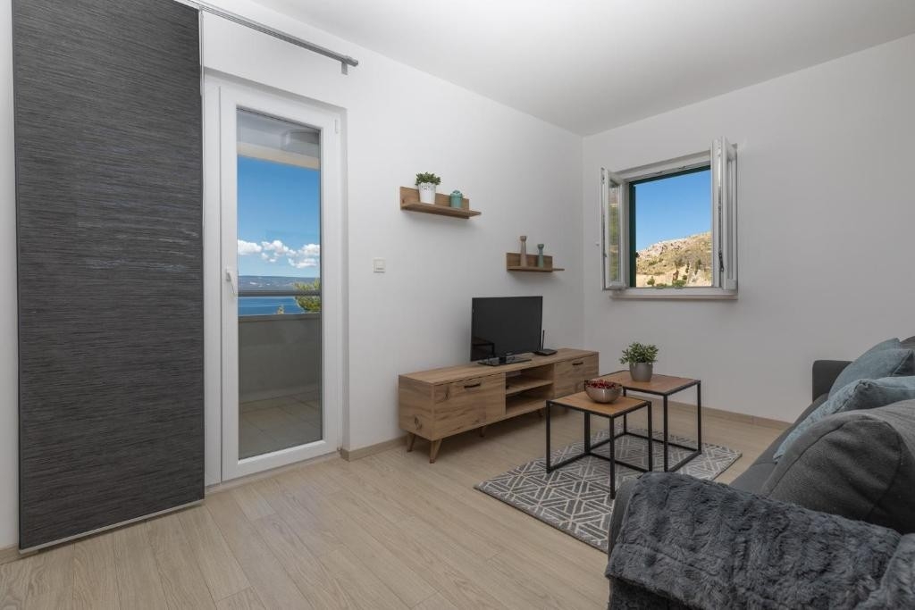 Two bedroom apartment near beach Medići, Omiš (A-25214-d) Two bedroom apartment near beach Medići, Omiš (A-25214-d)