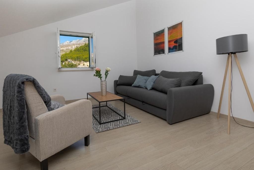 Two bedroom apartment near beach Medići, Omiš (A-25214-g) Two bedroom apartment near beach Medići, Omiš (A-25214-g)