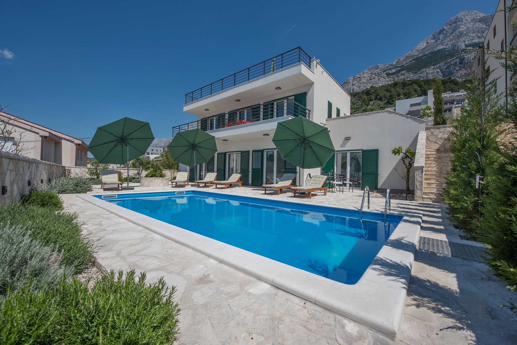 Four-bedroom house with terrace and sea view Makarska (K-25219)