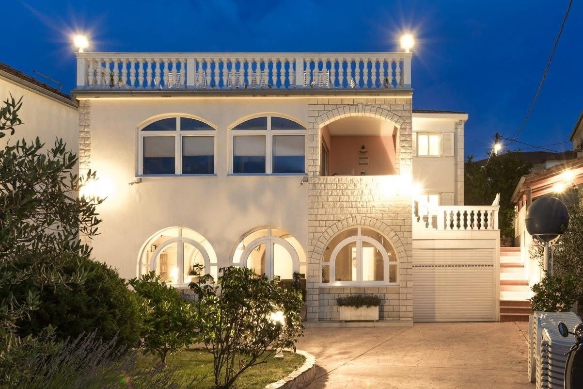 Comfortable and spacious house with terrace and sea view Okrug Gornji (Čiovo) (K-25222)