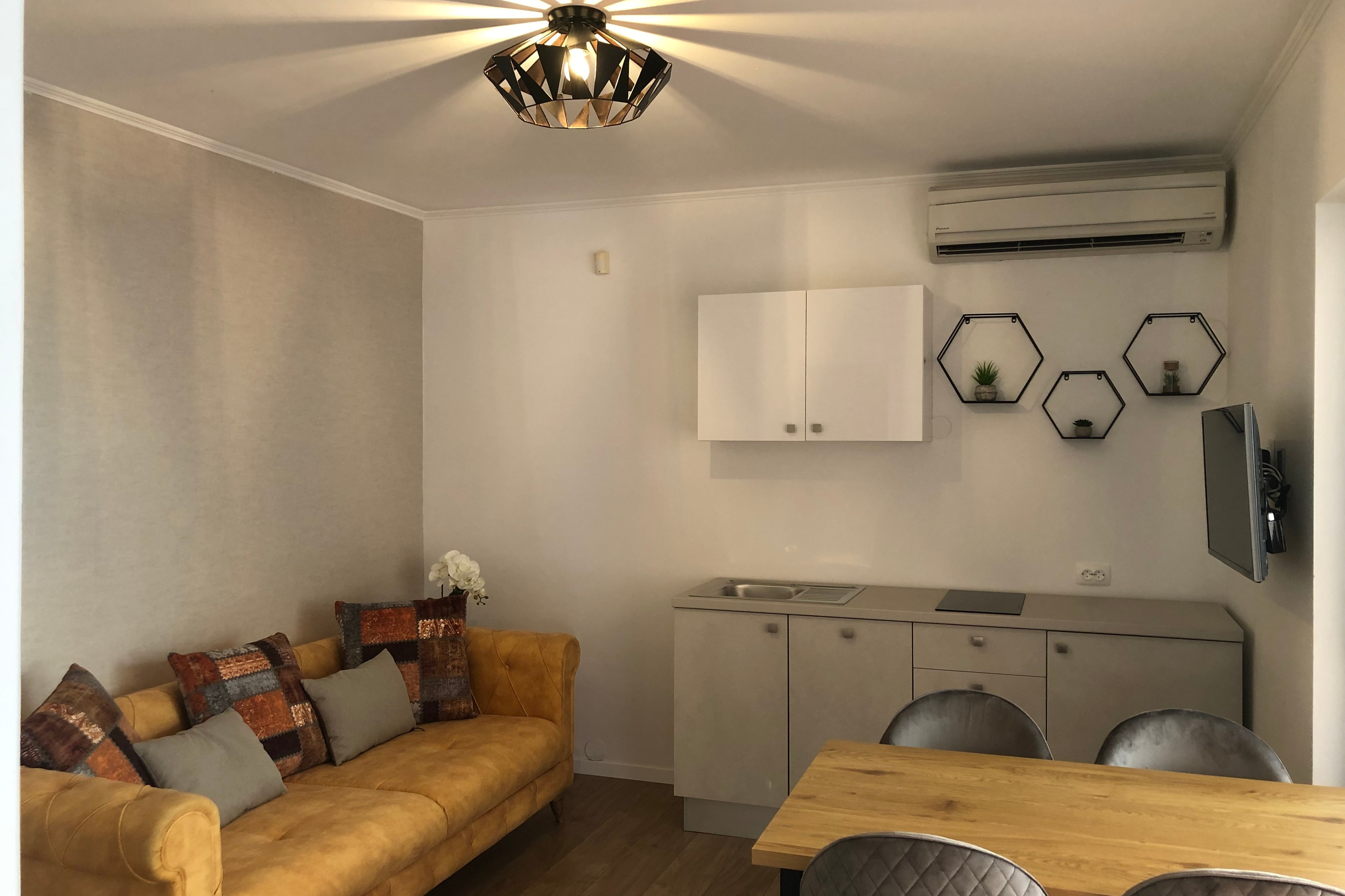 Comfortable and spacious house with terrace and sea view Okrug Gornji (Čiovo) (K-25222)