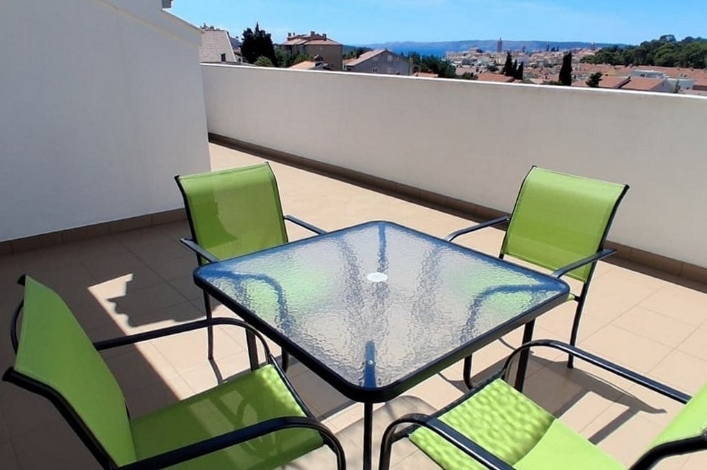 Two bedroom apartment with terrace Palit, Rab (A-25235-a)