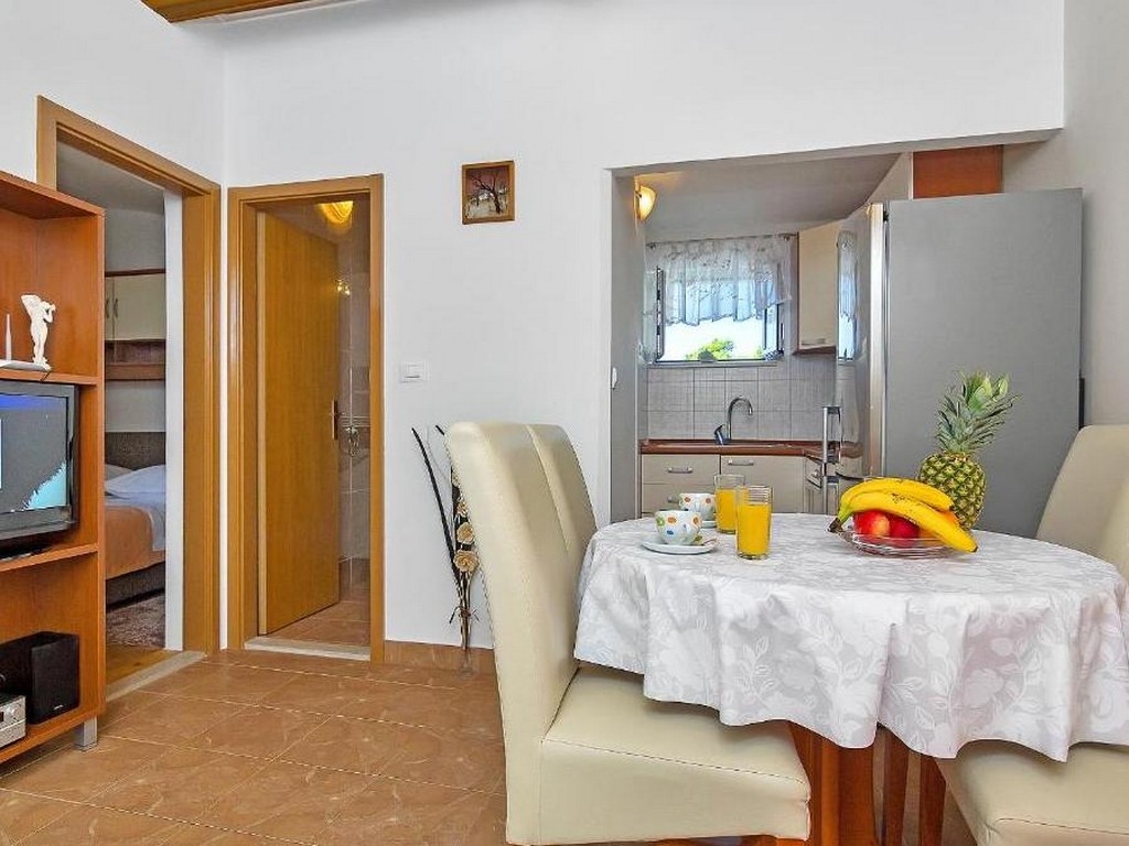 One bedroom apartment with balcony Makarska (A-25240-a)
