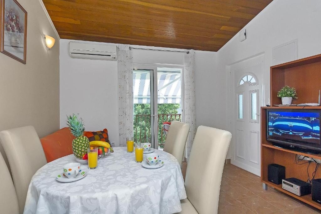 One bedroom apartment with balcony Makarska (A-25240-a) One bedroom apartment with balcony Makarska (A-25240-a)