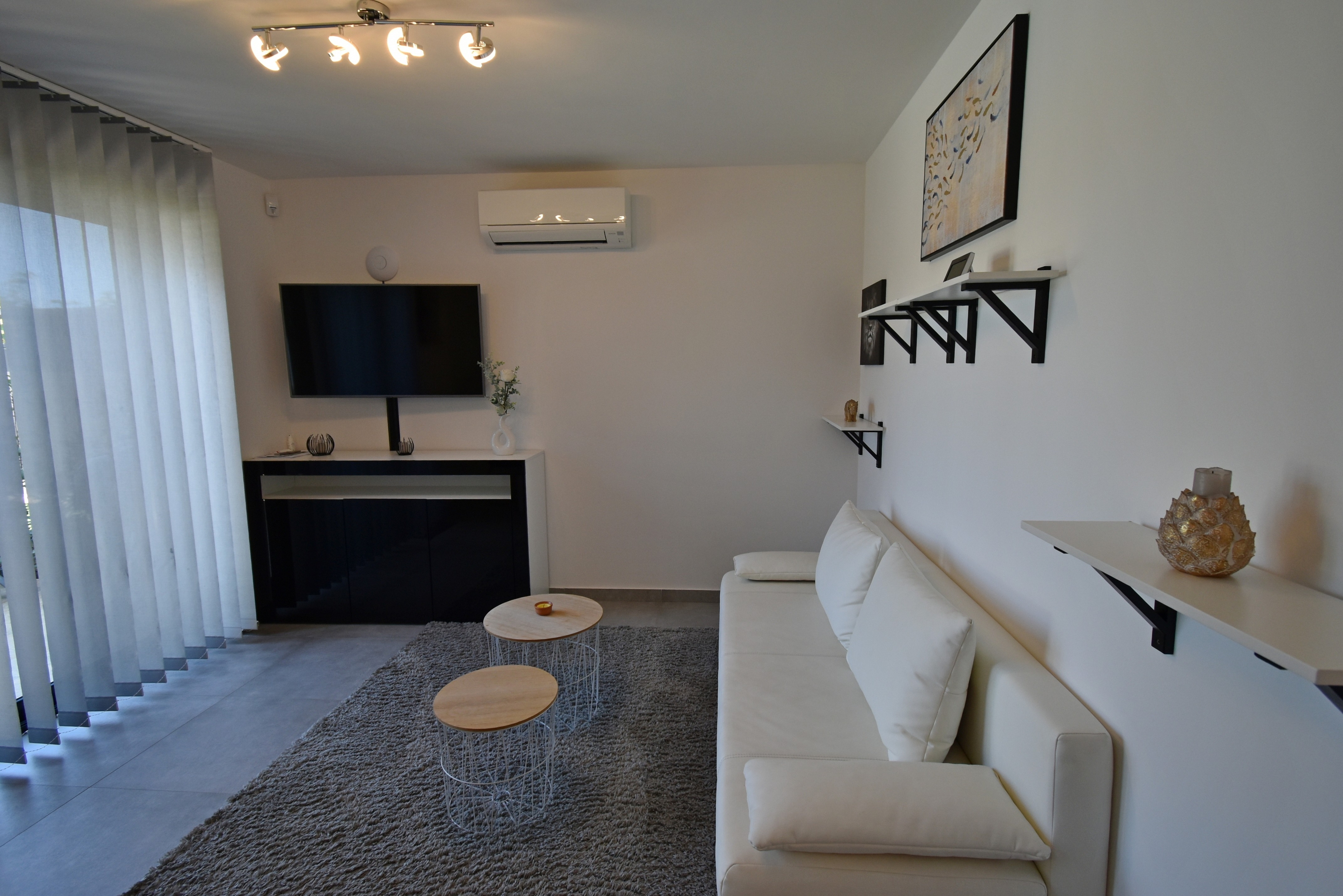 One bedroom apartment with terrace and sea view Novigrad (A-25255-b)