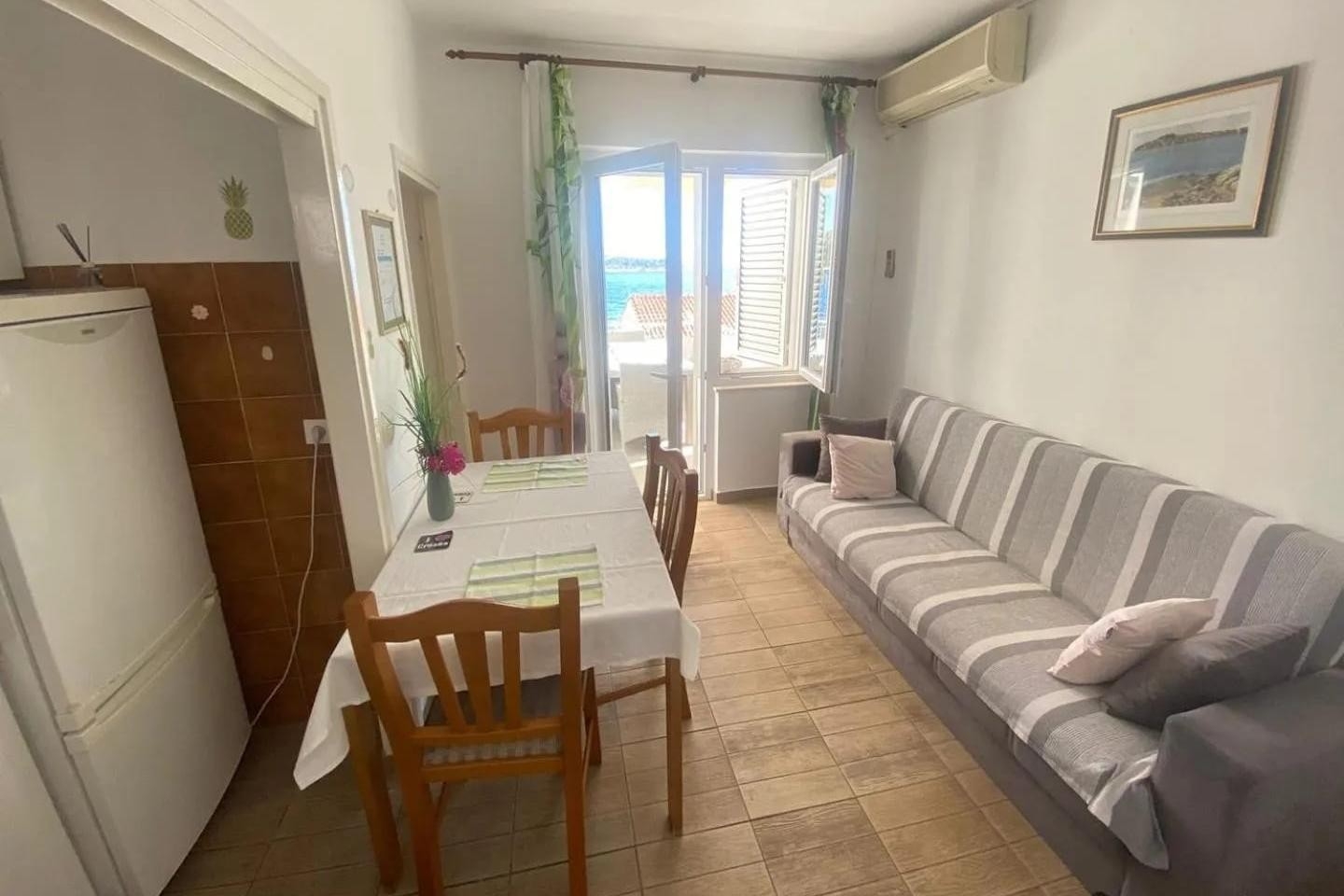 One bedroom apartment with terrace and sea view Primošten (A-25265-b)