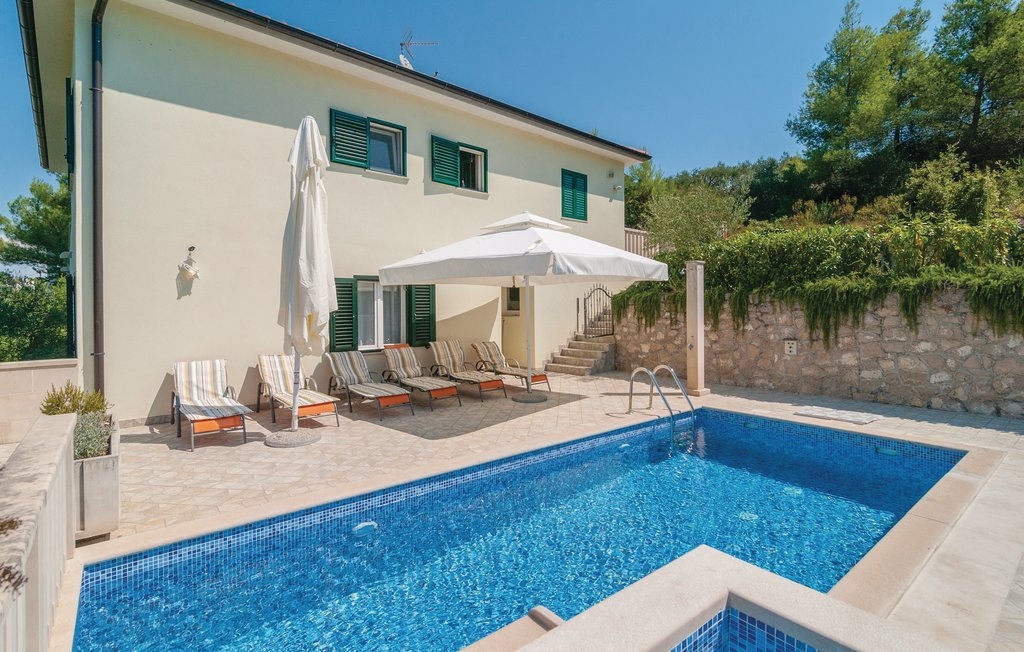 Comfortable and spacious house with terrace and sea view Splitska (Brač) (K-25269)