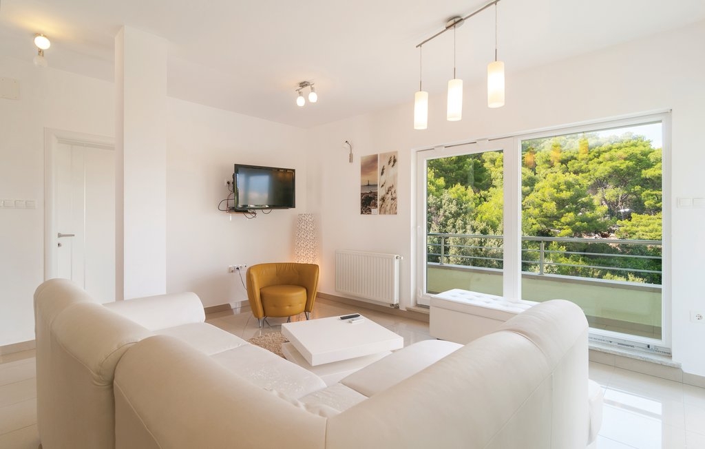 Comfortable and spacious house with terrace and sea view Splitska, Brač (K-25269) Comfortable and spacious house with terrace and sea view Splitska, Brač (K-25269)