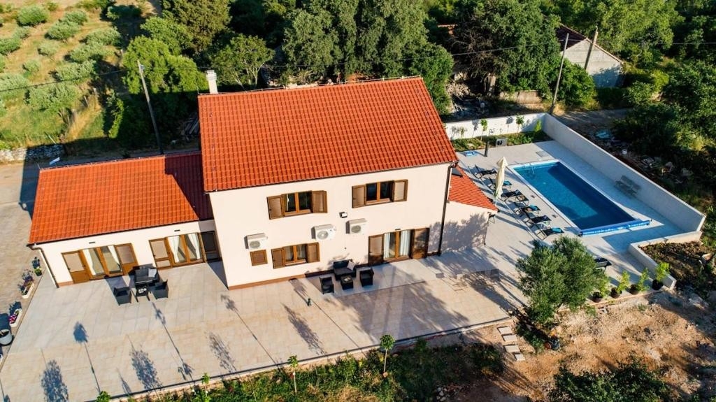 Comfortable and spacious house with air-conditioning Drniš, Zagora (K-25275)