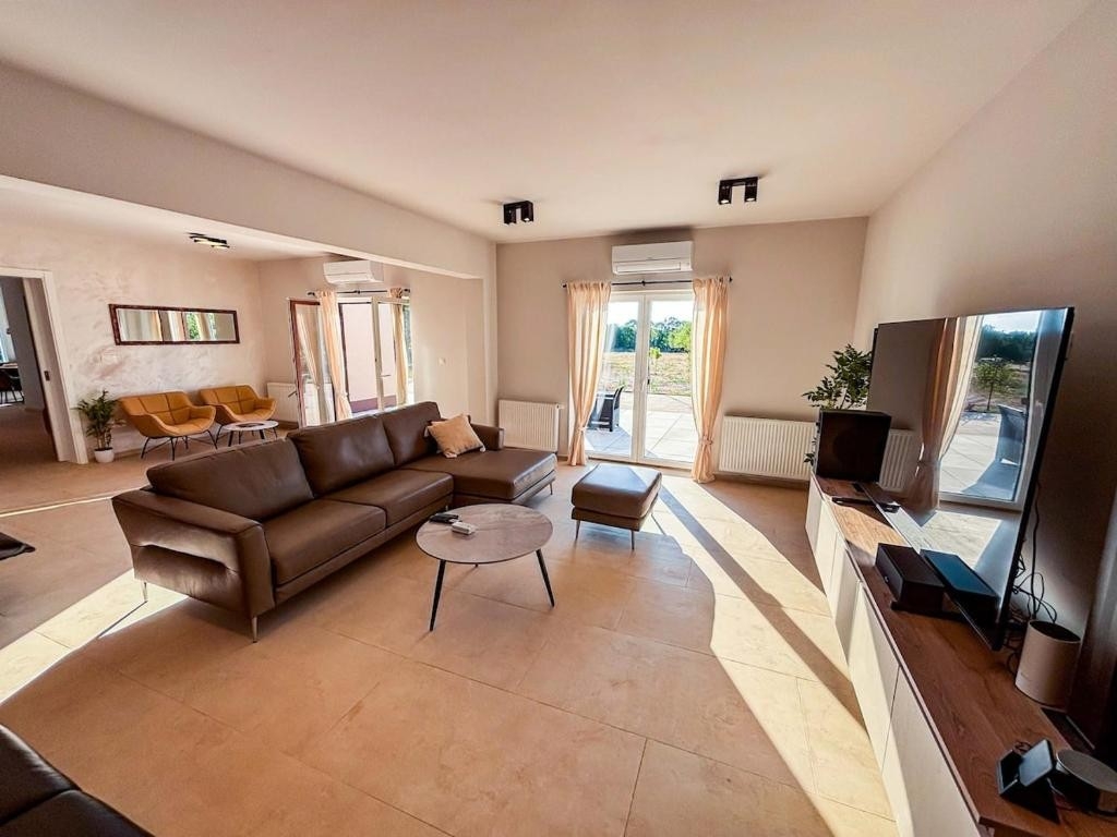 Comfortable and spacious house with air-conditioning Drniš, Zagora (K-25275)