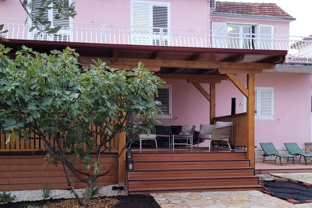 Maison de quatre chambres avec la terrasse Mirca, Brac (K-25279)