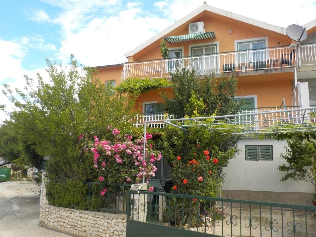 Three bedroom apartment with balcony and sea view Grebaštica, Šibenik (A-25286-a)