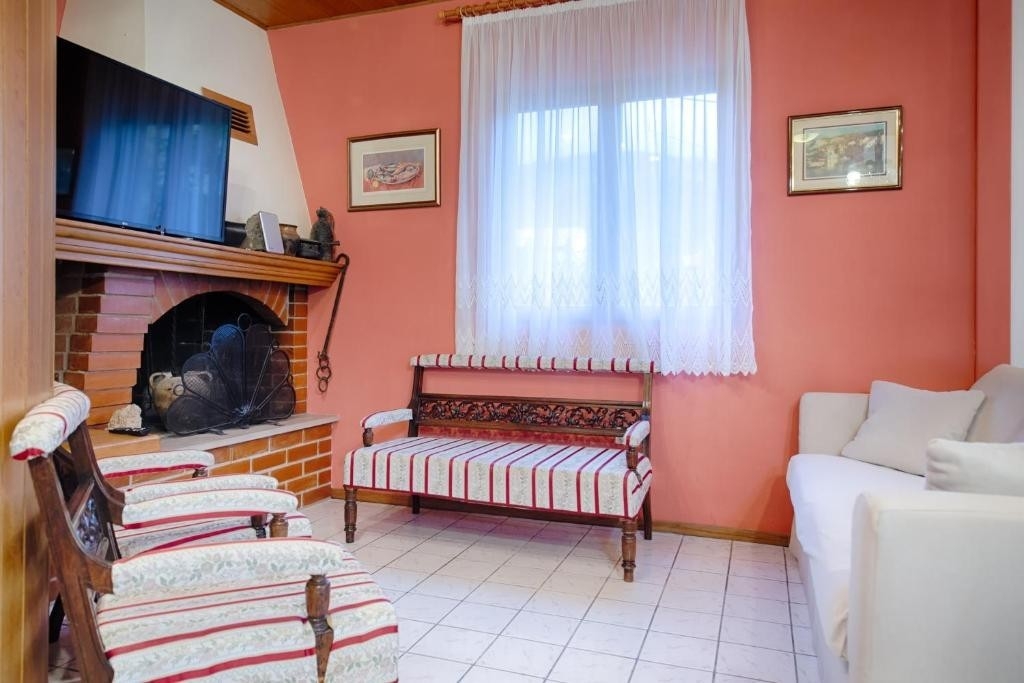 Four-bedroom house with terrace Komiža, Vis (K-25294)