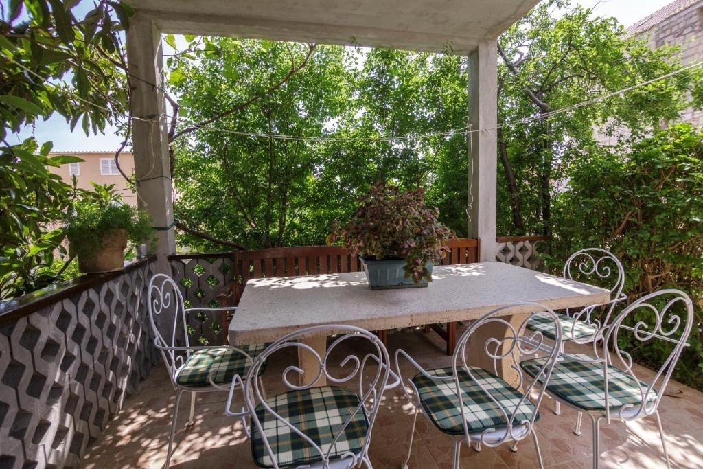 Four-bedroom house with terrace Komiža, Vis (K-25294)