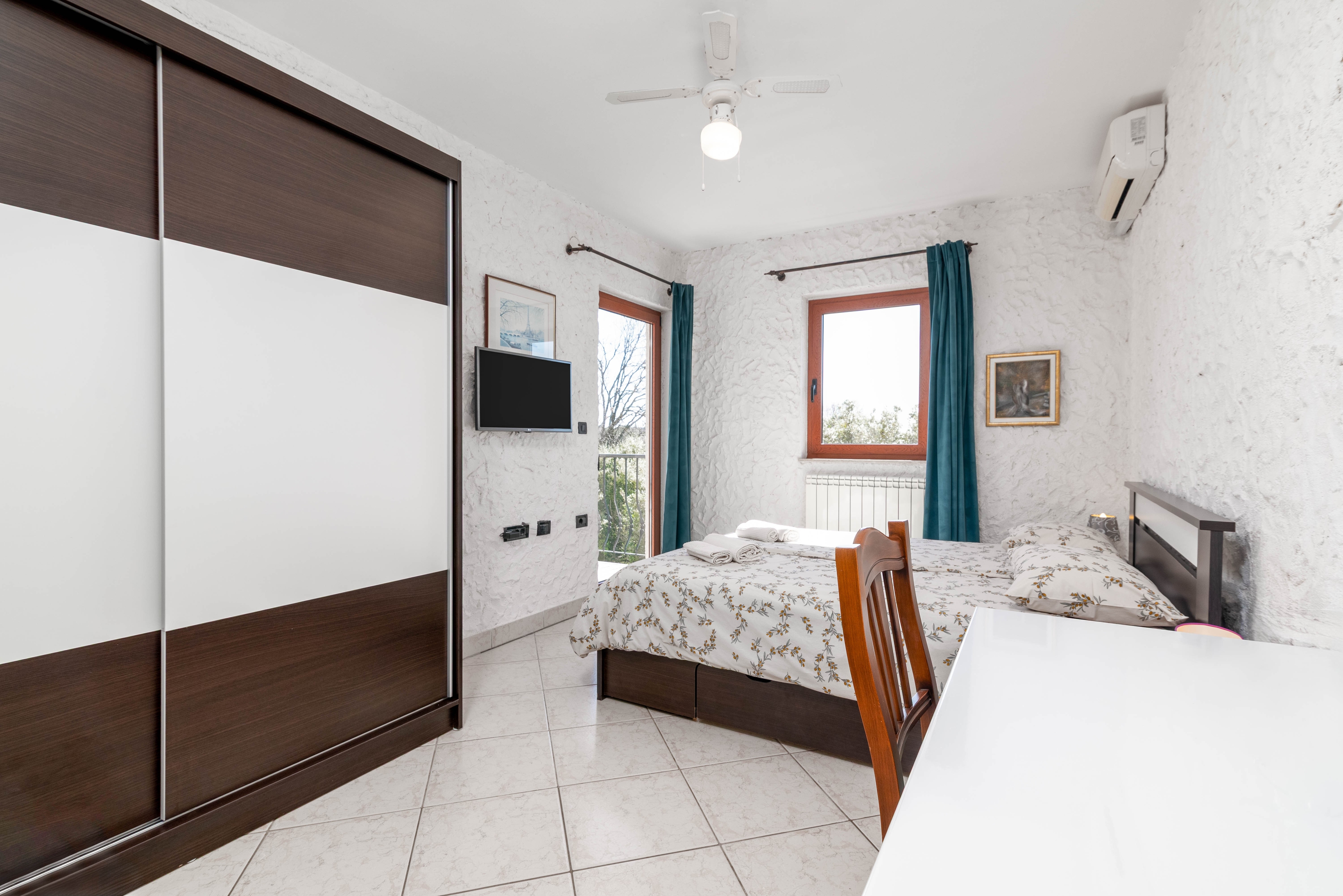 Room with balcony Rovinj (S-25298-a) Room with balcony Rovinj (S-25298-a)