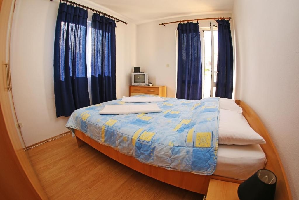 Two bedroom apartment with balcony Hvar (A-25301-b)