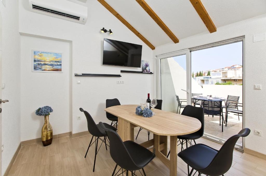 Three bedroom apartment with terrace Hvar (A-25301-d) Three bedroom apartment with terrace Hvar (A-25301-d)