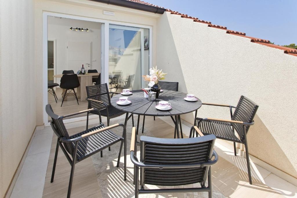 Three bedroom apartment with terrace Hvar (A-25301-d) Three bedroom apartment with terrace Hvar (A-25301-d)