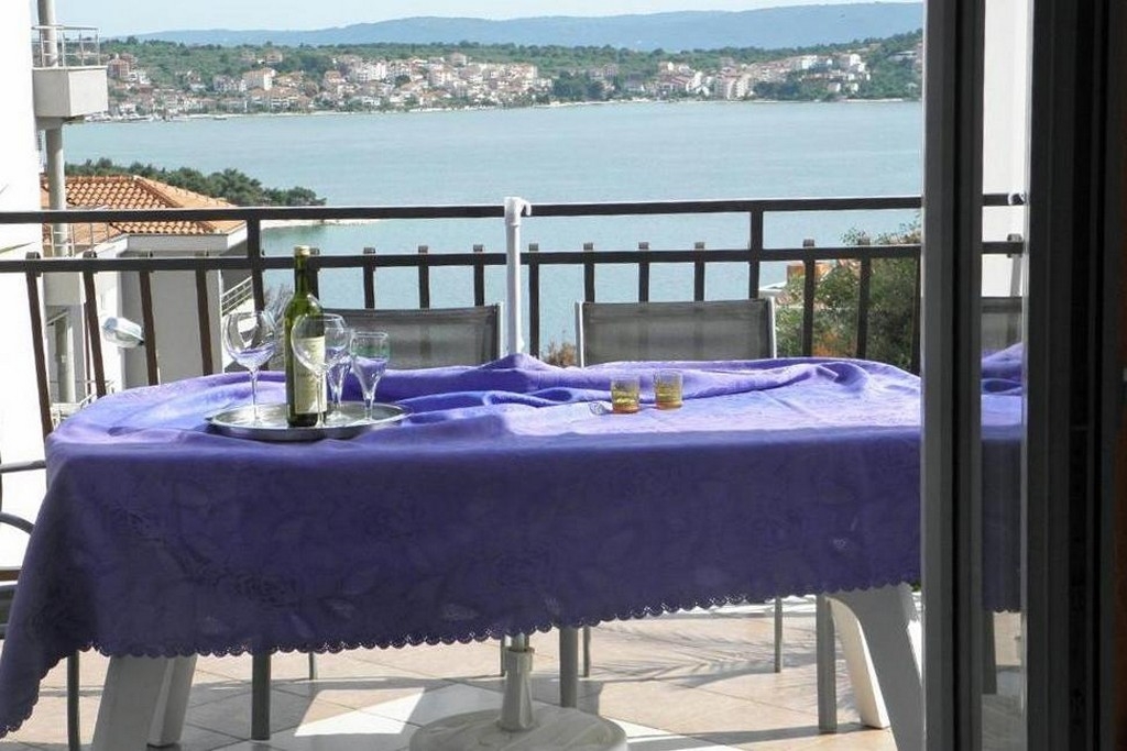 Studio flat with terrace and sea view Trogir (AS-25303-a) Studio flat with terrace and sea view Trogir (AS-25303-a)