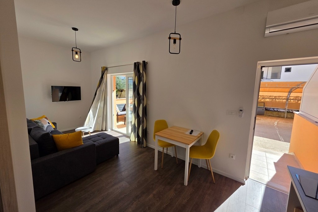 One bedroom apartment with balcony Trogir (A-25305-c)